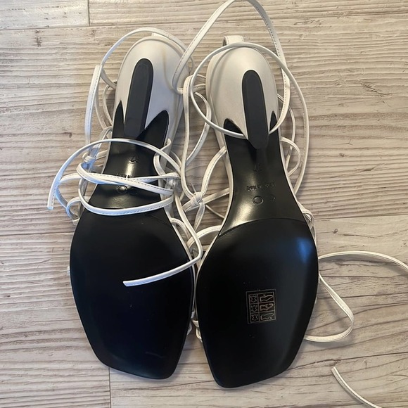 CO Knotted Heels in White size 37 - Picture 7 of 8